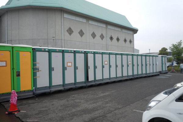 災害時の避難所におけるトイレ問題。必ず非常用トイレは備えましょう。