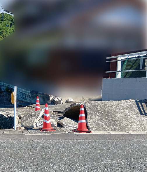 路面の亀裂と規制コーン